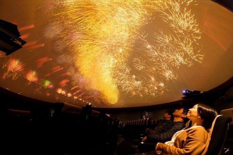 ドーム型スクリーンで映像と音響で長岡花火を再現した「ドームシアター」